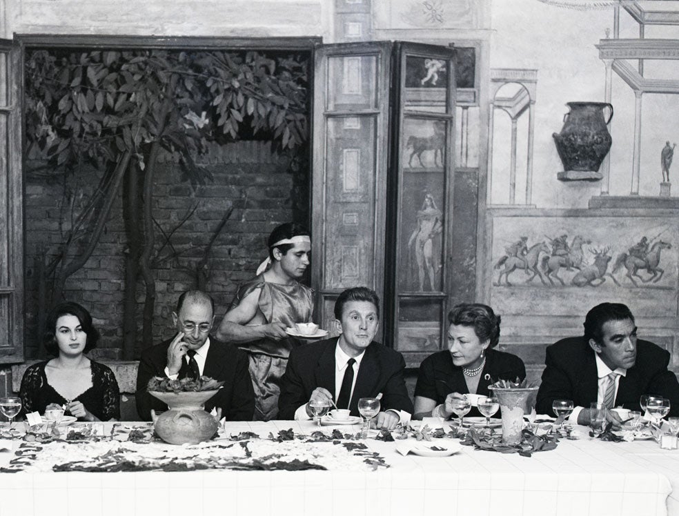 El equipo de la película celebra en un palazzo romano, en 1953, el final del rodaje. De izquierda a derecha, Silvana Mangano, el director Mario Camerini, Kirk Douglas, una mujer sin identificar y Anthony Quinn.