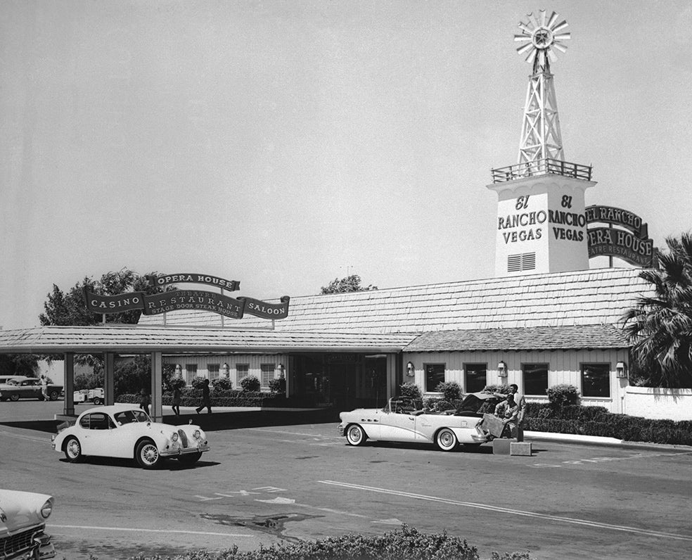 En 1941 se empezó a construir El Rancho Vegas, un concepto de hotel casino que rompía con la tradición del salón del Oeste, con suelos de serrín y escupideras. Fue la cuna del strip, y que tuvo un final bastante negro. En los sesenta, sufrió un incendio que destruyó todo. Nunca se supo la causa.