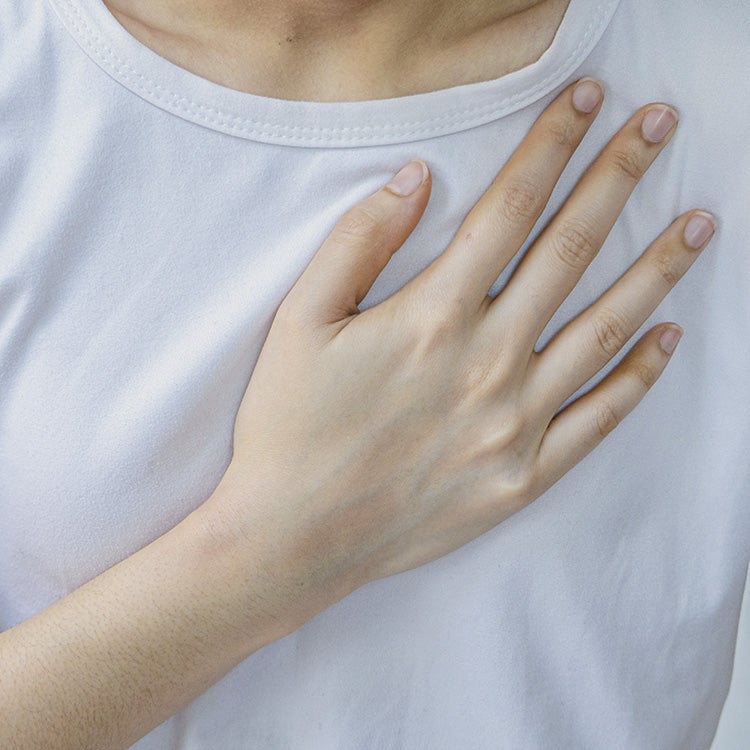 Imagen - 1. Afecciones cardiacas: Si el vértigo va acompañado de presión torácica con sensación de malestar u opresión que empieza en el centro del pecho e irradia a hombros, cuello o brazos, hay que acudir con urgencia al hospital.