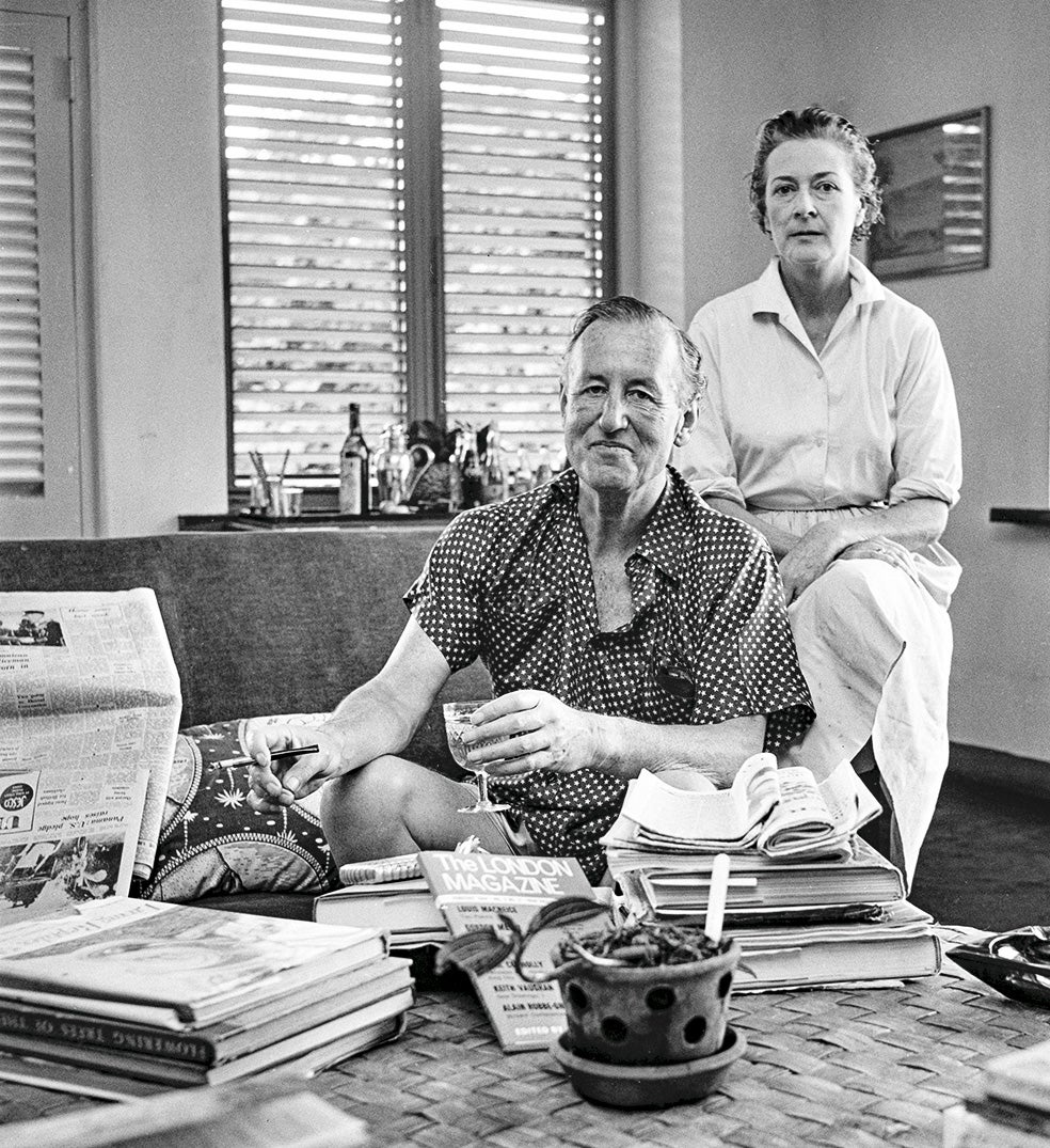 La madre del escritor, Evelyn Fleming, era una mujer dominante. Dirigió la vida profesional de su hijo y se inmiscuyó en sus noviazgos.