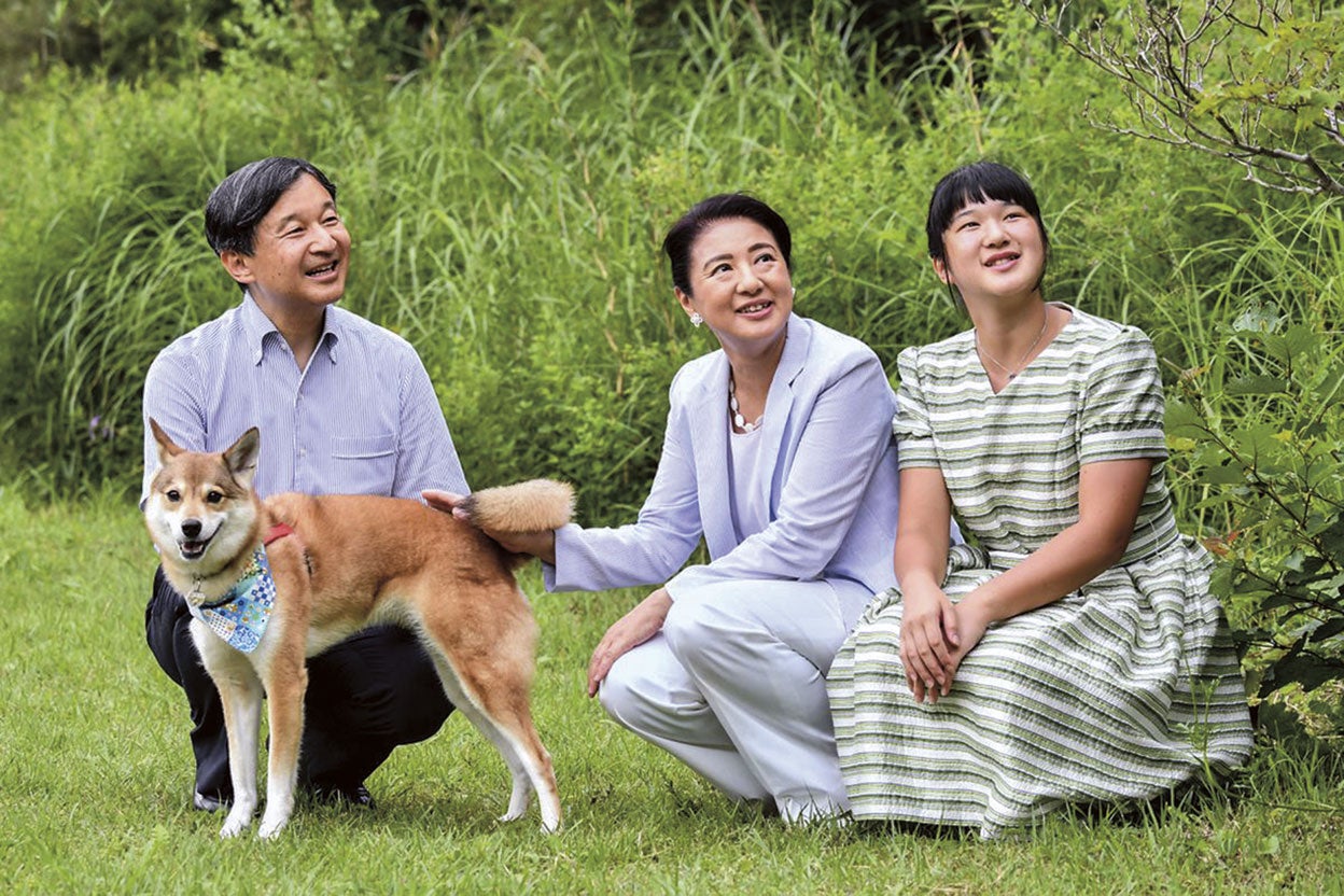 Aiko ha hecho que comience en Japón el debate sobre la ley sálica. Si la ley japonesa cambiara, ella se convertiría en la primera emperatriz nipona no consorte después de más de 250 años. La última mujer en el trono fue Go-Sakuramachi, que gobernó entre el 15 de septiembre de 1762 y el 9 de enero de 1771. En la imagen, la princesa con su padre, Naruhito, y su madre, Masako.