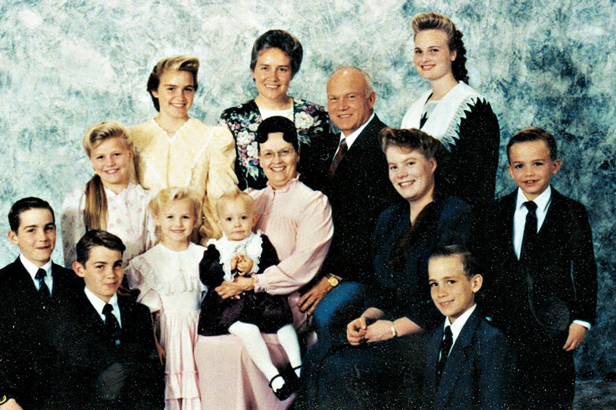 El padre de Elissa con sus tres esposas y algunos de sus hijos. La madre biológica de Elissa es la que está detrás de él, a la izda.