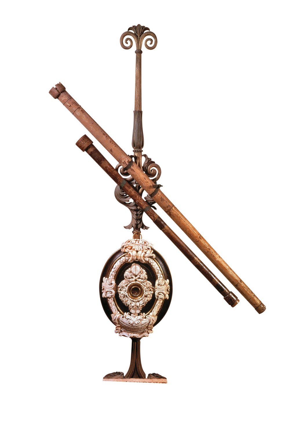 En 1609, Galileo fabricó el primer telescopio astronómico. Gracias a él, realizó grandes hallazgos: describió la Luna y observó Júpiter con sus cuatro satélites girando a su alrededor. Eso fue el 7 de enero de 1610.