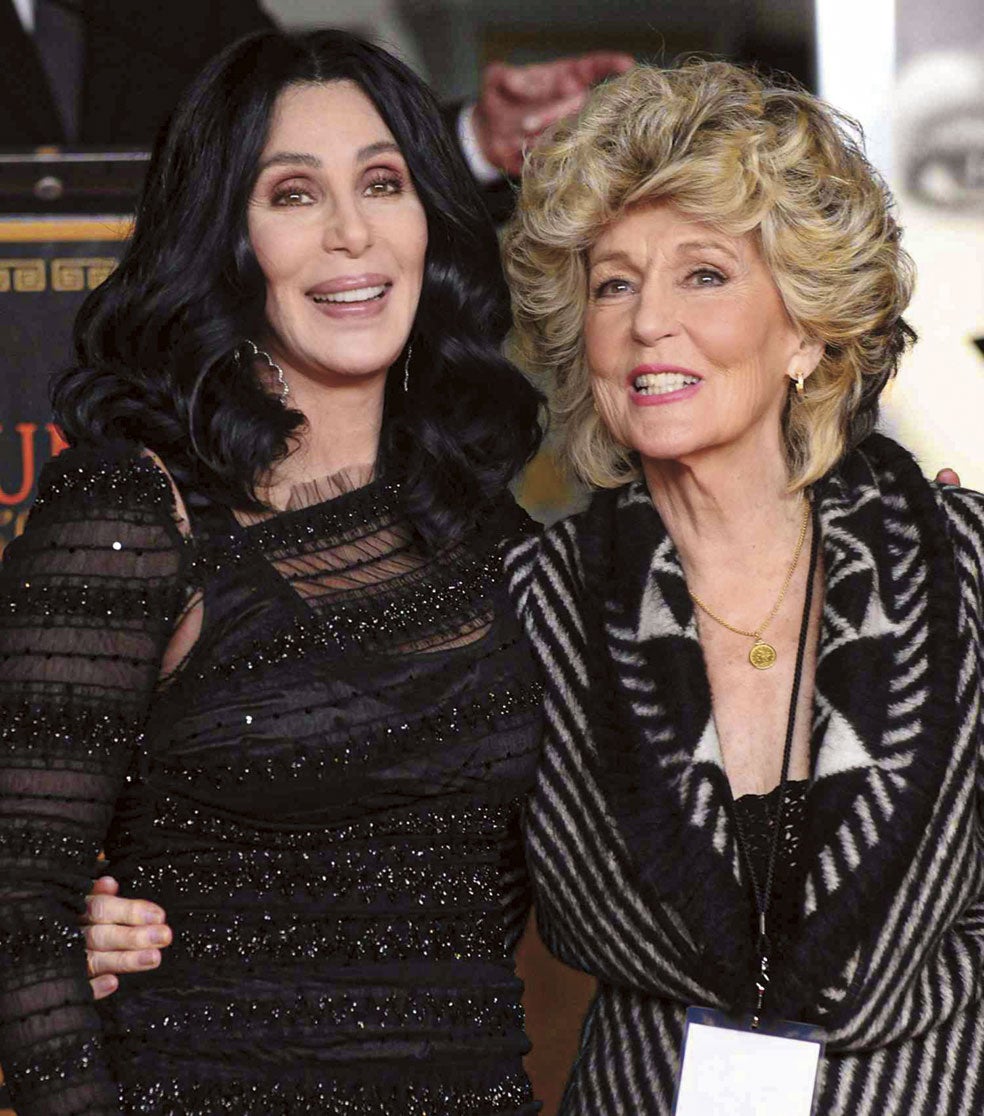 Georgia Holt fue cantante y actriz, como su hija Cher. Se casó y divorció seis veces. Cher es fruto de su primer matrimonio con John Sarkisian, actor de origen armenio, con el que se casó dos veces. La madre de Cher murió el año pasado, a los 96 años.