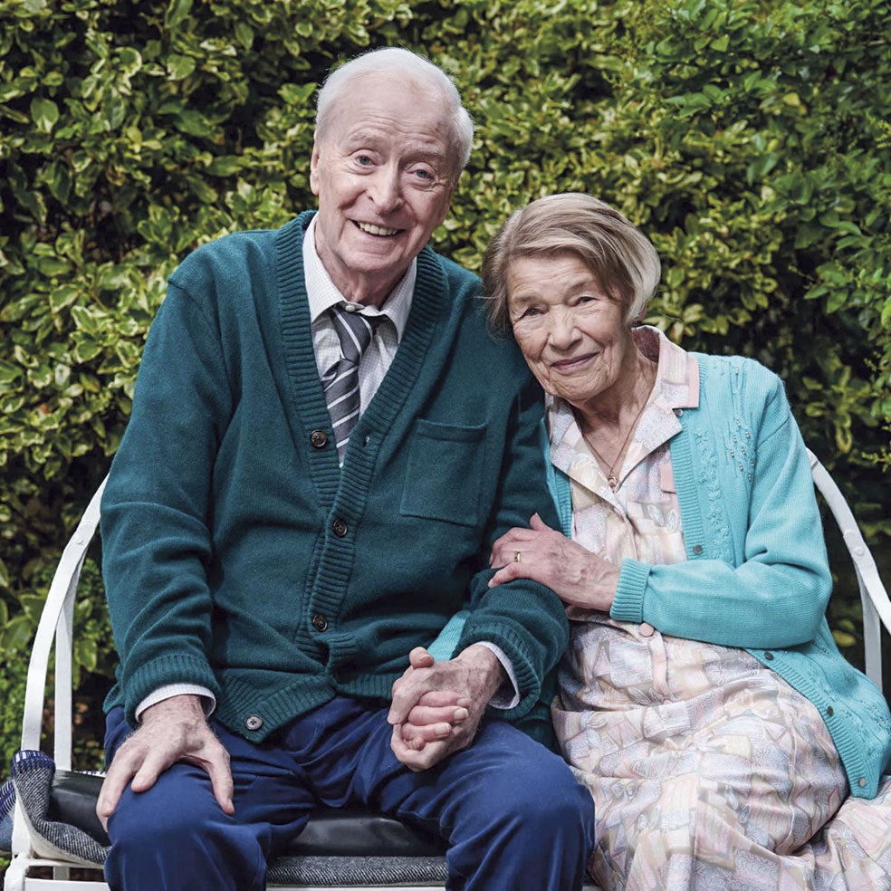 Caine y Glenda Jackson en The great escaper. No coincidían desde hacía 48 años, pero Oliver Parker –el director– cuenta que el cariño mutuo era palpable. Michael necesitaba descansar entre tomas, pero le dio la réplica a Glenda en todas las escenas, aunque él no saliese en el plano. Ella murió seis meses después.