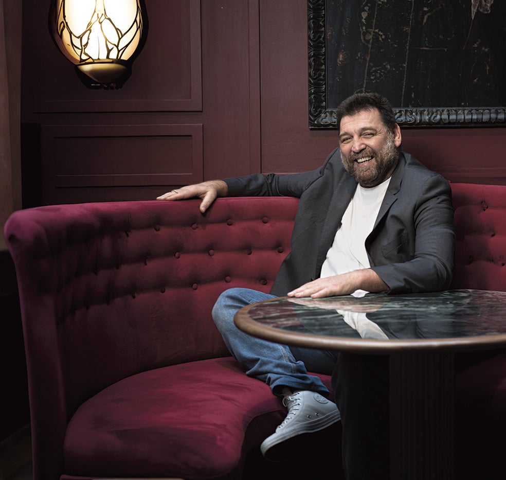 Hovik Keuchkerian posa para 'XLSemanal' en el hotel Radisson Red de Madrid.
