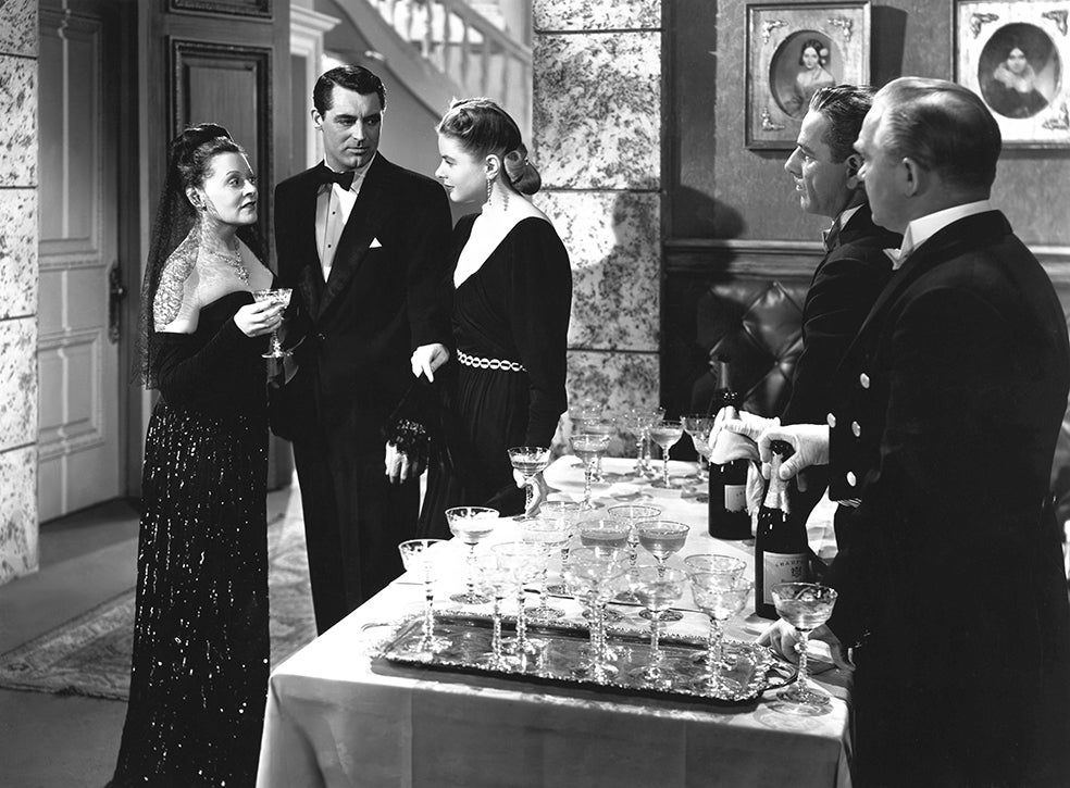 Hitchcock ya había explorado el amor expuesto a asechanzas fatales en Rebeca (1940), Sospecha (1941) y Vértigo (1958). En Encadenados lo hace de manera superlativa.