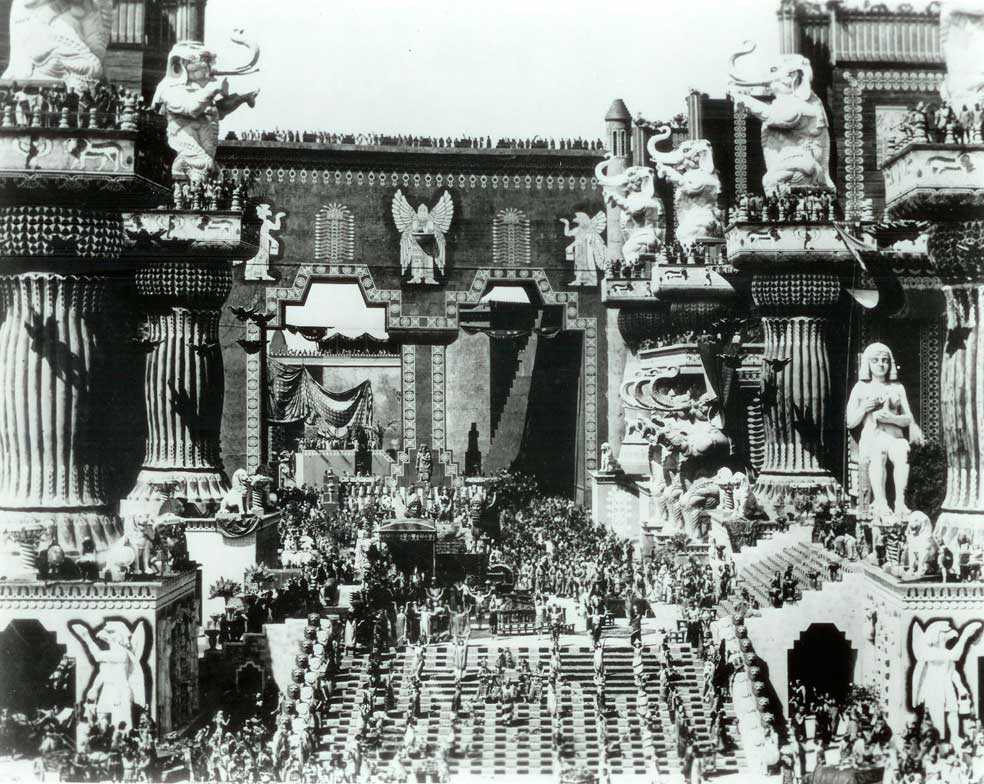 Se rodó durante dos años, costó más de dos millones de dólares de la época (1916), se construyeron 13 kilómetros cuadrados de decorados, participaron más de 20.000 figurantes y la versión original duraba ocho horas.