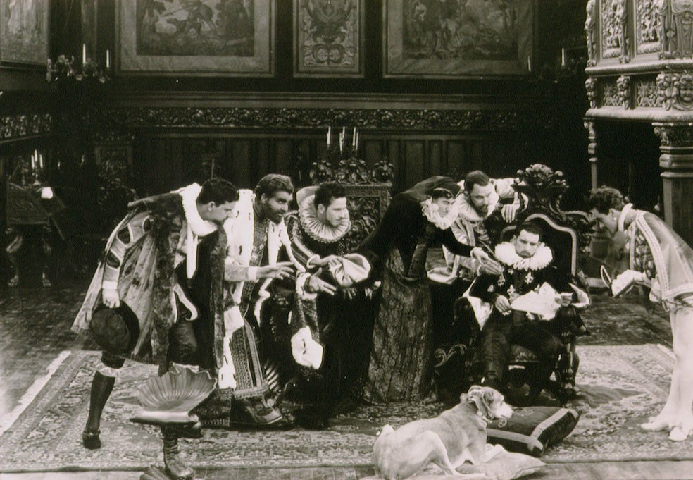 La película alterna cuatro acciones situadas en diversas épocas en torno a la floración del fanatismo a lo largo de la Historia. Aquí, imagen sobre el episodio dedicado a la matanza de los hugonotes en Francia, la noche de San Bartolomé, de 1572.