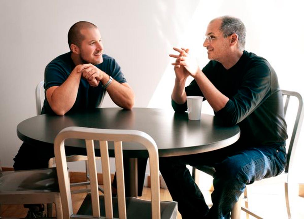 Jon Ive, que fue vicepresidente y director de diseño de Apple, fue también su amigo más cercano en los últimos años. Uno de los pocos con los que Jobs hablaba de su enfermedad.