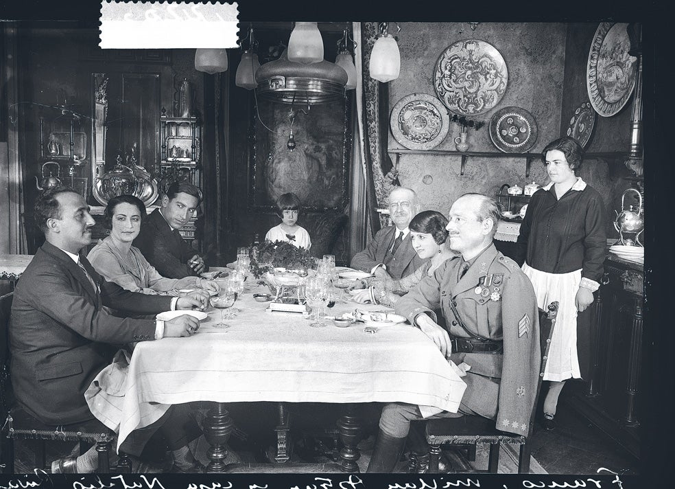 En la película, el político Natalio Rivas y su esposa reciben en casa a los protagonistas de la película, los actores María Banquer y José Nieto, que comparten mesa con Franco y Millán-Astray. En el negativo de la escena que se conserva aparecen escritos los nombres de los militares.