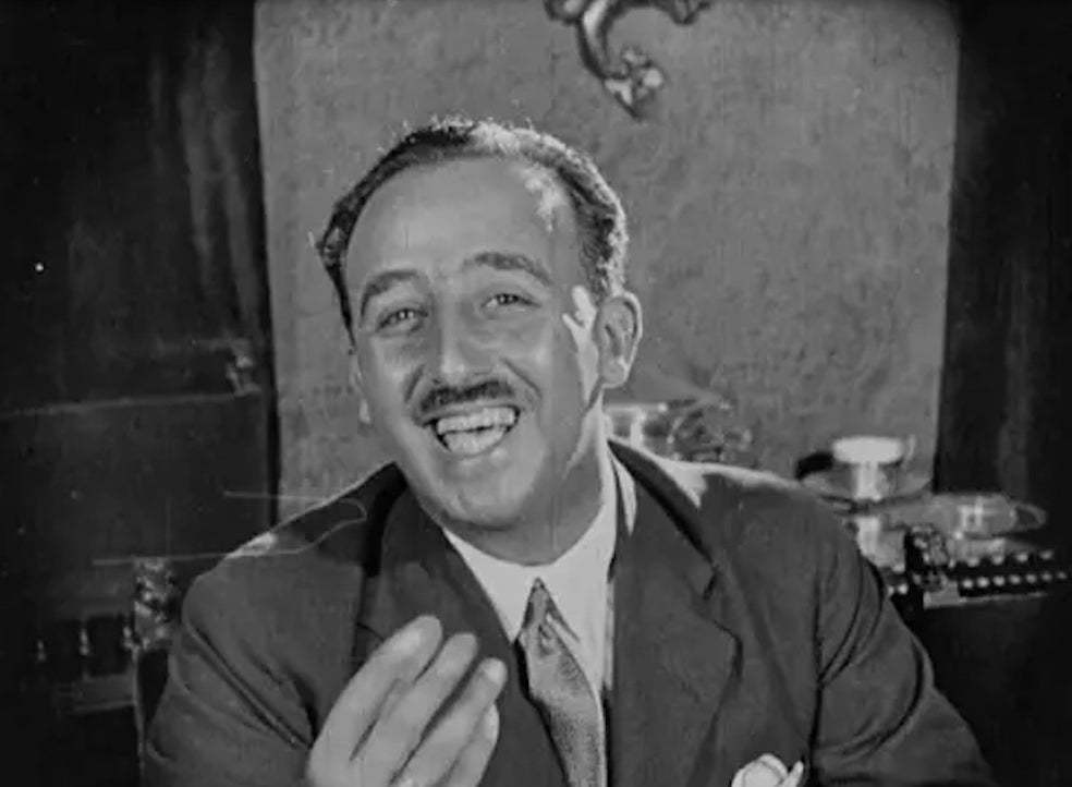 Franco mira a cámara sonriendo de forma efusiva durante la escena de La Malcasada en la que come junto al coronel Millán-Astray. Gesticula y hace grandes aspavientos mientras conversa con el resto de los comensales.