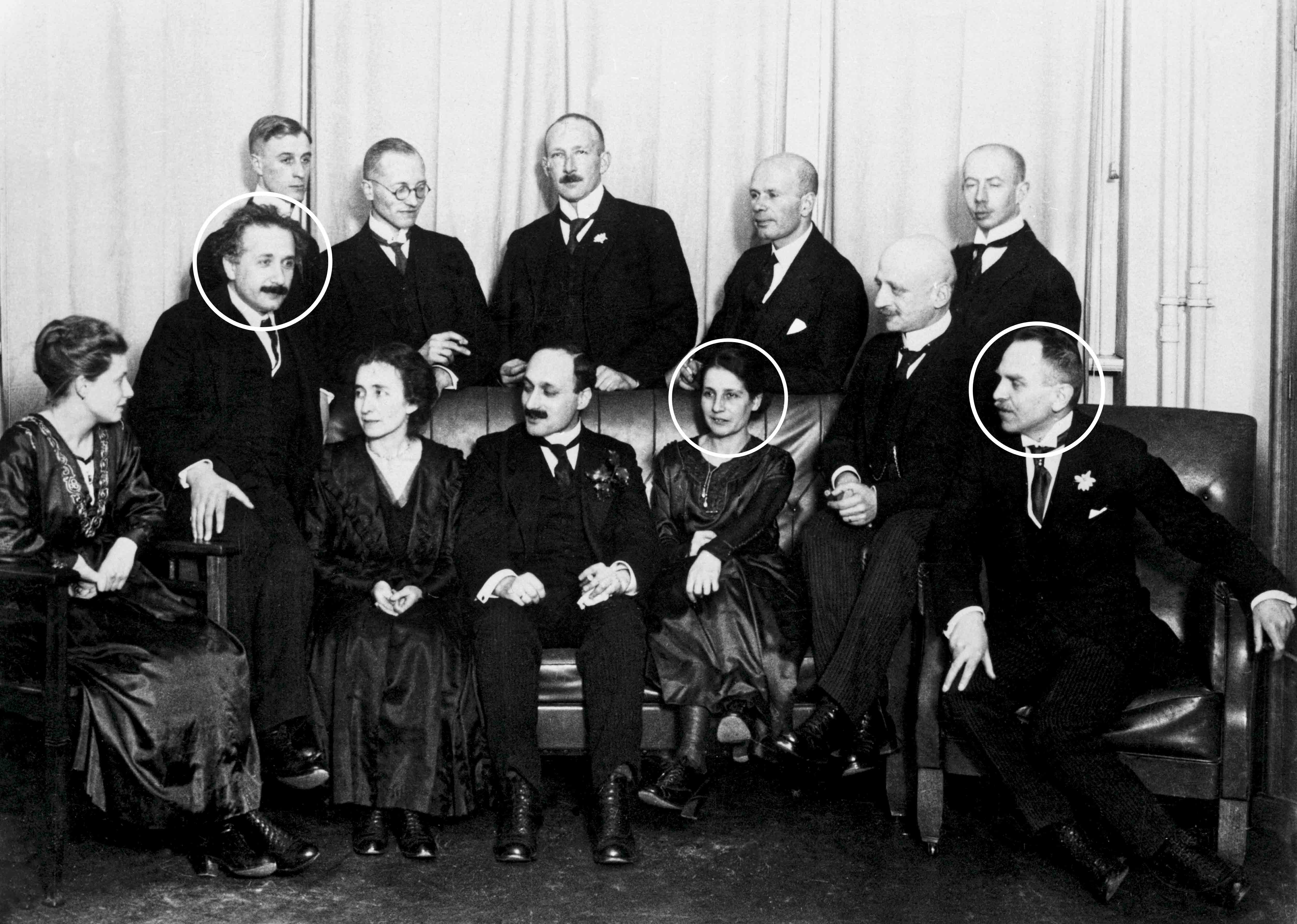 Meitner posa durante un encuentro de físicos en Gotinga (Alemania) junto con algunos de sus compañeros como Albert Einstein y Otto Hahn.