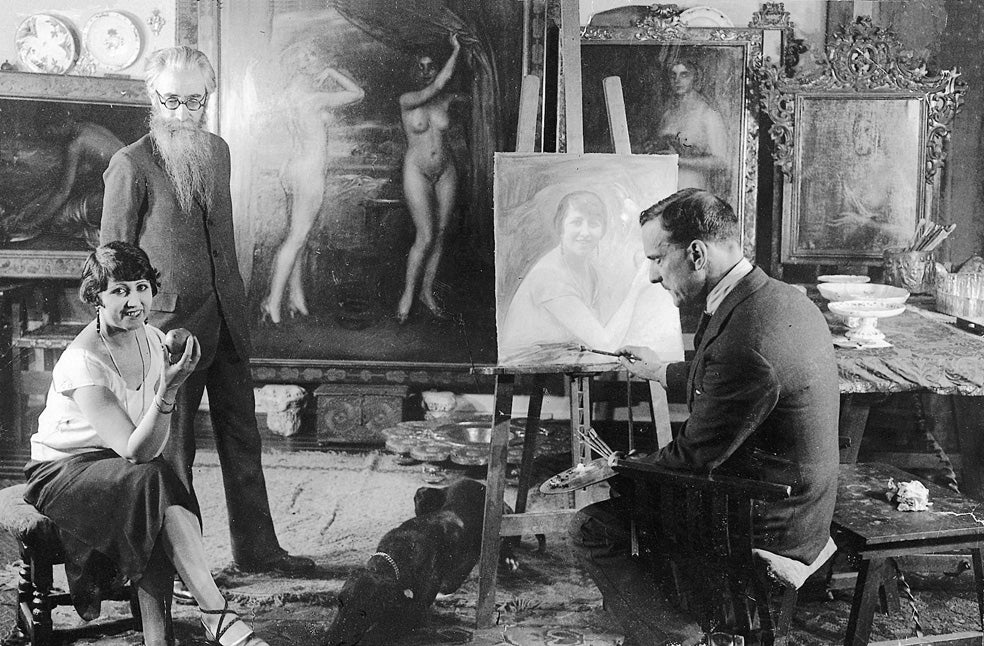 La actriz María Banquer posa para el pintor Julio Romero de Torres, mientras el dramaturgo y poeta Ramón María del Valle-Inclán observa la escena. Los artistas son solo un ejemplo de las más de cien personalidades con las que los protagonistas se encuentran durante toda la película.