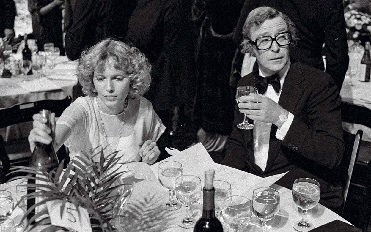 Caine hizo de 'guardaespaldas' de Mia Farrow, entonces casada con Frank Sinatra, a petición del propio cantante. Caine acabaría saliendo con la hija de Sinatra.