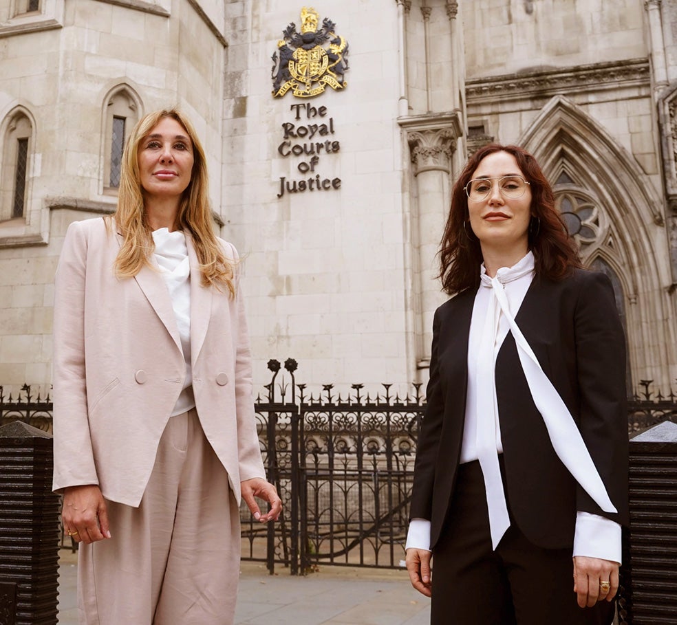 Nicole Daedone y Rachel Cherwitz, directora ejecutiva de OneTaste (a la derecha) cuentan con el apoyo de un nutrido grupo de mujeres que defienden su inocencia.