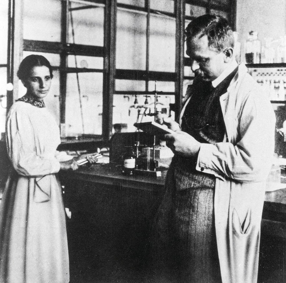 Lise compartió sus descubrimientos sobre la fisión con su colega Otto Hahn. Él publicó los resultados sin nombrarla y ganó el Premio Nobel.