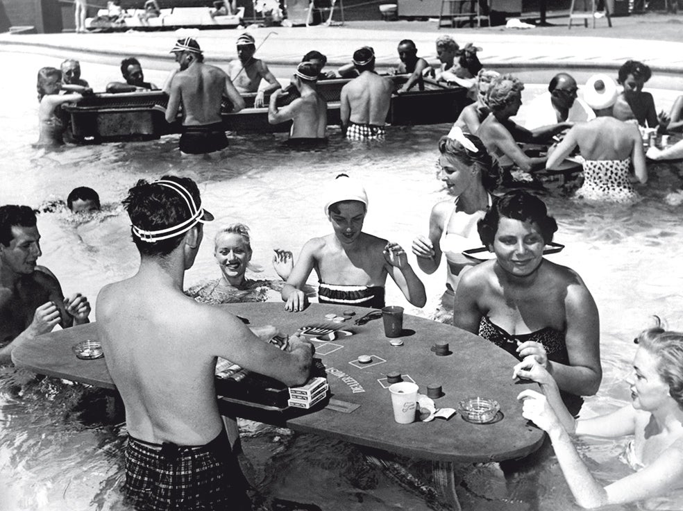 Varios huéspedes apostando en una piscina en 1957. La diversión y el ocio estaban asegurados.