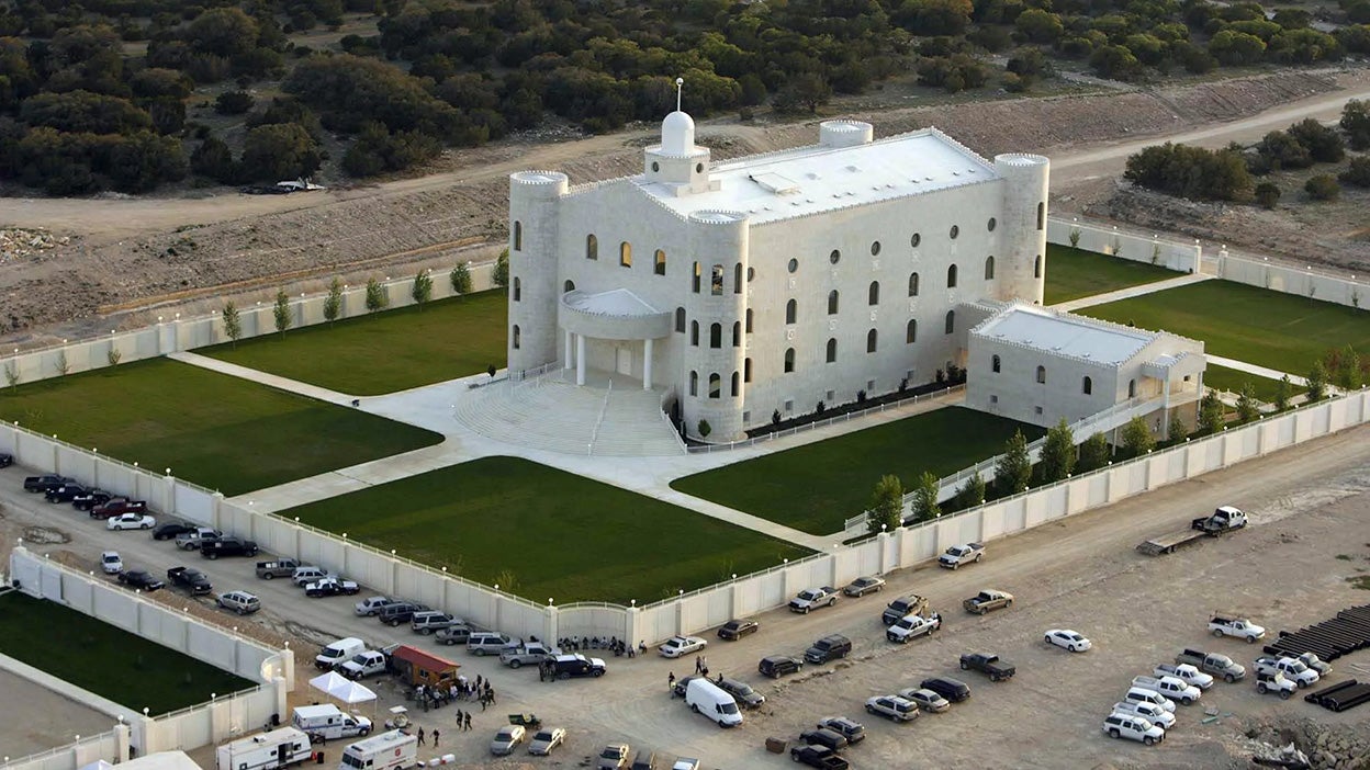 Después de las primeras denuncias por forzar los matrimonios con menores de edad, Warren Jeffs trasladó la sede de la secta desde Utah a un enorme terreno que había comprado en Texas (todo el dinero generado por sus miles de seguidores pasaba a ser suyo). Allí empezaron a construir la ciudad de Sión, donde sobrevivirían a la destrucción del mundo... En su enorme templo aparecieron los documentos y grabaciones de los abusos sexuales a miles de mujeres.