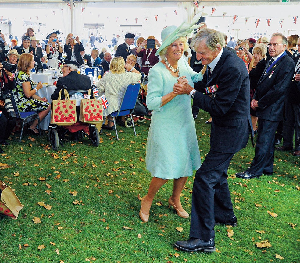 De la actual reina de Inglaterra hay numerosas fotos bailando en público, pero no con su marido, el rey Carlos. Las que se pueden ver en internet son fotos falsas creadas con inteligencia artificial. Aquí, Camila baila, en 2015, con el veterano de la Armada Jim Booth, de 94 años.