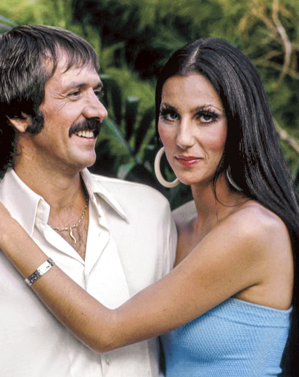 Sonny Bono introdujo a Cher en el negocio de la mano del legendario Phil Spector. Estuvieron una década juntos. Fue congresista y promotor de una ley que amplió los derechos de autor. Murió esquiando en 1992.