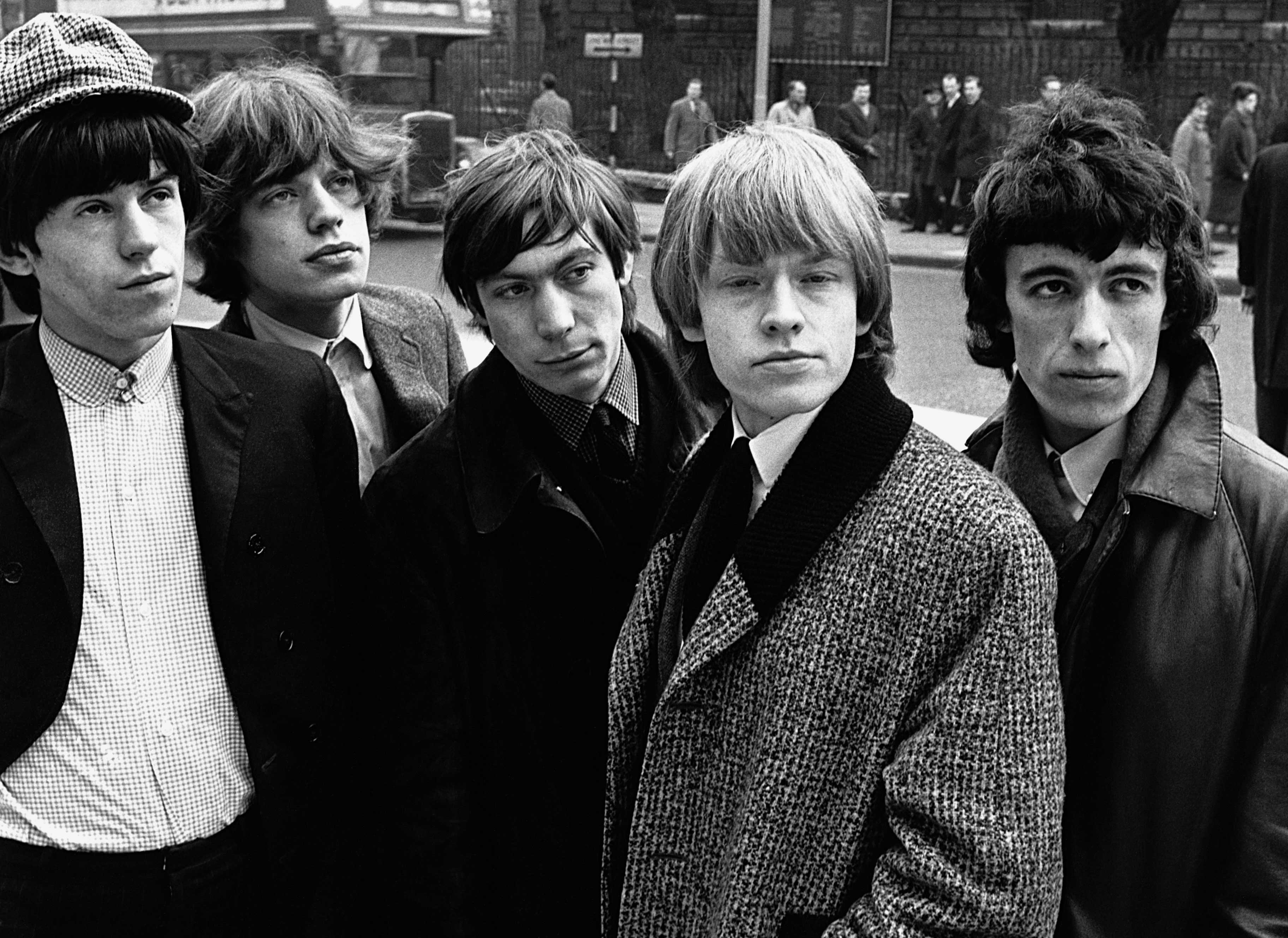 Los Rolling Stones en 1964, cuando todavía estaba con ellos Brian Jones –fundador del grupo con Jagger y Richards–, que falleció a los 27 años.