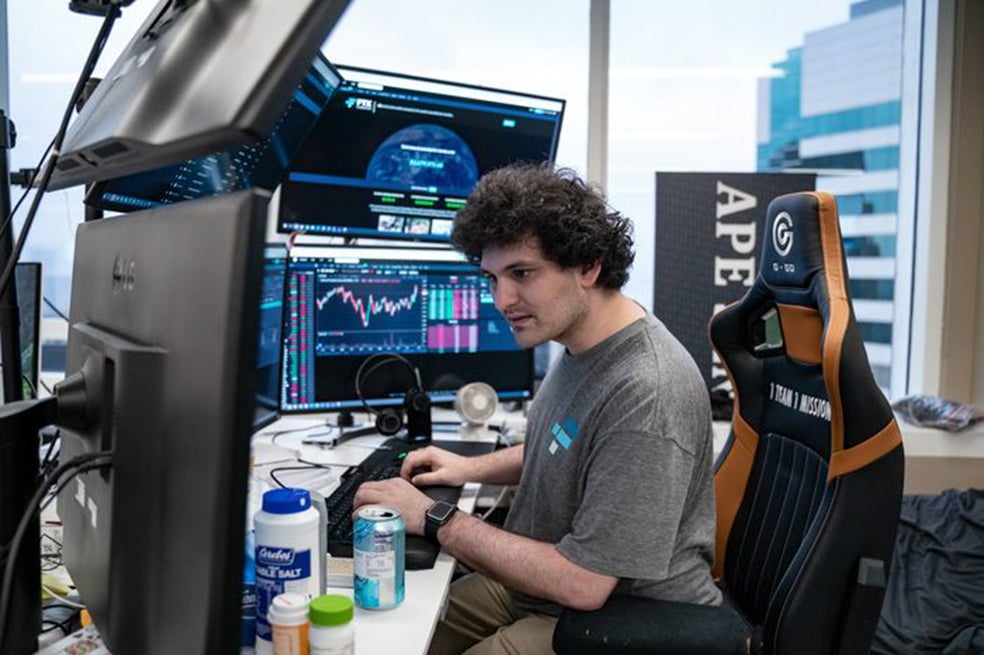 Bankman-Fried es un genio de las matemáticas y sus logros con las inversiones en criptomonedas eran incuestionables. También sus donaciones para causas altruistas. Su atuendo era siempre desaliñado. De hecho, por primera vez se ha puesto un traje con corbata para asistir a su juicio (como se ve, en la foto de apertura).