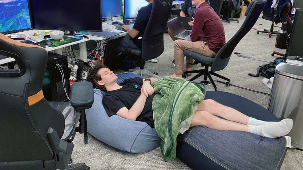 Bankman-Fried era conocido en Honk Kong por dormir en un puff en la oficina. Muchos de sus empleados acabaron imitándole. Los hábitos en la empresa eran, cuando menos, insalubres.