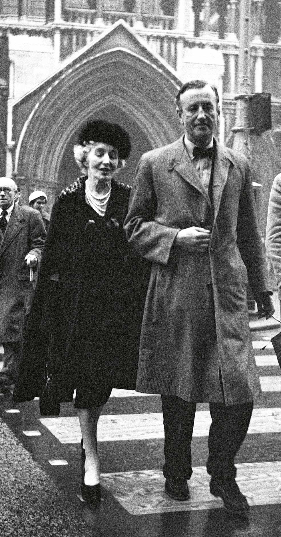 A Ian Fleming y su mujer, Ann (Charteris de soltera), les iba el sexo con golpes y latigazos. Sus cartas son muy explícitas. Antes de casarse, fueron amantes (ella estaba casada) y ambos fueron infieles.