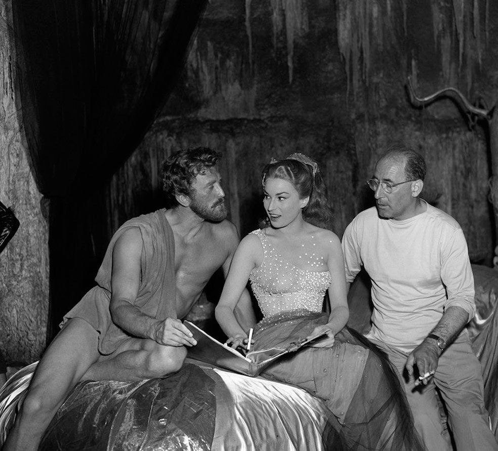 Silvana Mangano interpreta a Circe y a Penélope y seduce a Kirk Douglas por partida doble, envuelta siempre en insinuadoras gasas. Está soberbia, a la vez carnal y espiritualizada. Aquí, con Kirk Douglas y Mario Camerini.