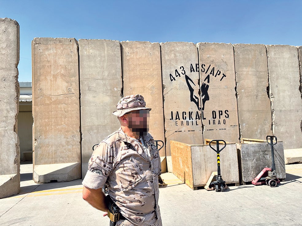 Destinado en el Mando de Operaciones Especiales (por normas de esta unidad, no podemos mostrar su rostro), se ocupa desde la base de Erbil del apoyo a sus compañeros que operan en Qayyarah. En abril de 2004 mandaba el equipo de tiradores que durante dos semanas defendió desde una azotea la base de Nayaf. Se ha traído a Erbil la bandera que se arrió de aquella base. «Será mi mortaja», asegura.