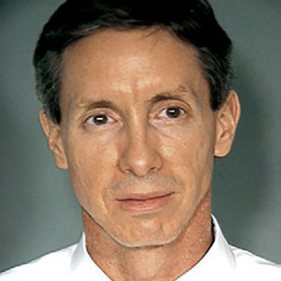 Imagen - Warren Jeffs: Sucedió a su padre, Rulon, como líder de la secta. Ordenó el traslado de los fieles desde Utah y Arizona al rancho Anhelo de Sión, en Texas. En 2006 se fugó de la justicia. Fue capturado y condenado a diez años de cárcel por cómplice de violación y por concertar el matrimonio de Elissa Wall cuando esta tenía 14 años. Desde la cárcel siguió dirigiendo la secta. Pero en 2011, nuevas y terribles pruebas de sus abusos elevaron su condena a cadena perpetua. Para muchos de sus fieles, sigue siendo el líder.