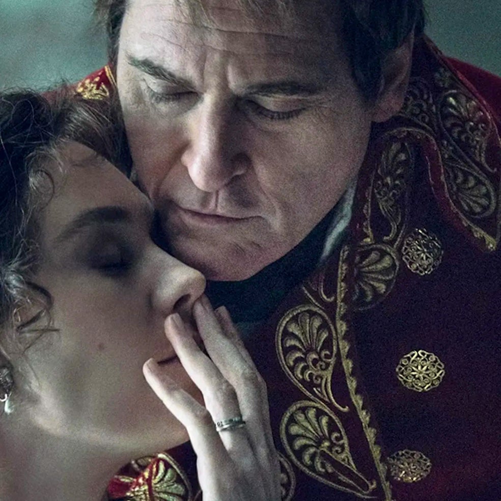 Napoleón estuvo muy enamorado de Josefina al inicio de su relación, y la película de Ridley Scott destaca la gran influencia que ella tuvo sobre él, pero eso fue variando a lo largo de los 13 años de matrimonio. El emperador quería, por encima de todo, un heredero legítimo. Al no tenerlo con Josefina, no dudó en probar con otras mujeres. Acabaría divorciándose de Josefina.