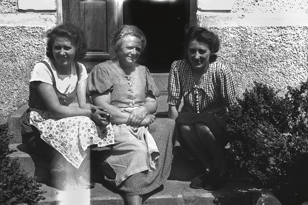 La austriaca Anna Pointner escondió en su casa de Mauthausen las fotografías robadas por los españoles. En la foto –hecha por Boix–, Anna con sus hijas.