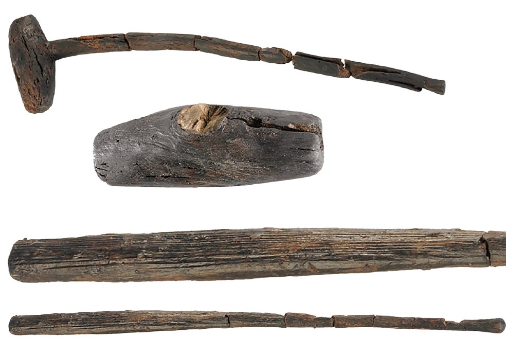 Se han hallado dos tipos de palos, las armas de los ‘soldados rasos’: unos, de 73 cm y parecidos a bates de béisbol, son de fresno; otros, de 62 cm, y similares a los palos de croquet, son de endrino.