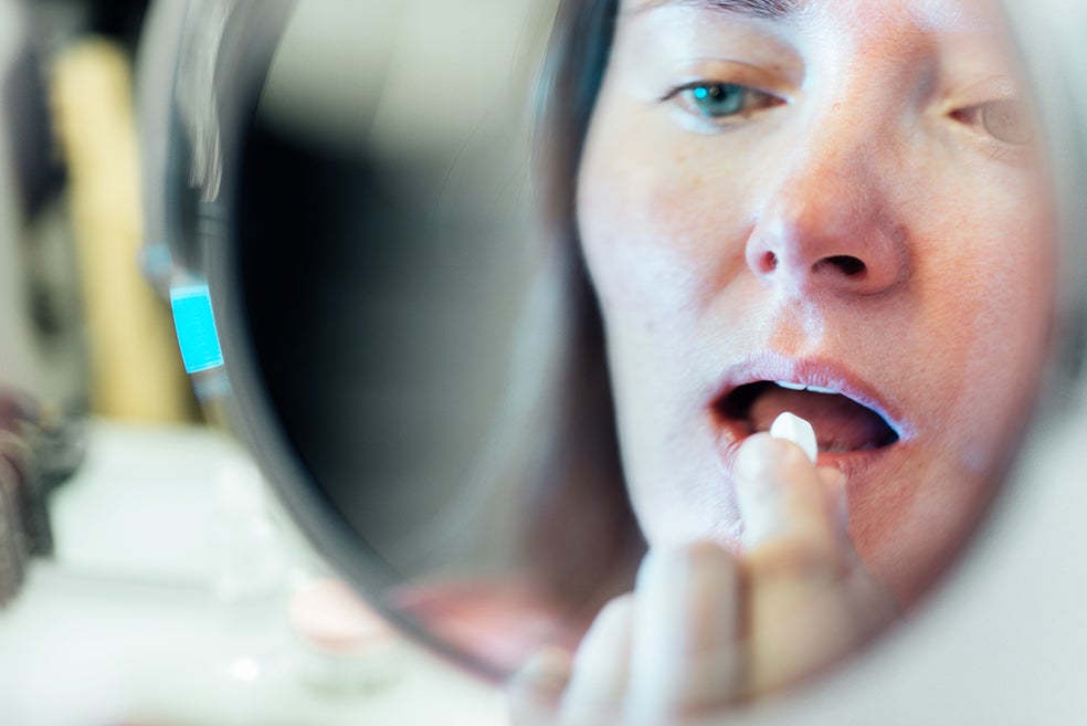 España es el país con más alto consumo de benzodiacepinas, los medicamentos psicotrópicos empleados en tratamientos de insomnio, depresión o ansiedad. Y cerca de un 25 por ciento de los jóvenes de entre 15 y 29 años reconoce haber tomado ansiolíticos, según el Barómetro Juvenil de Salud y Bienestar de 2021.