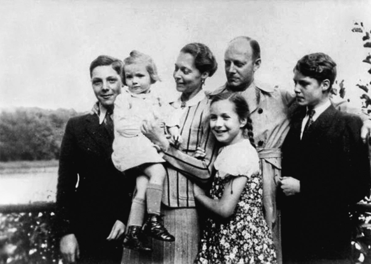 Tras el atentado fallido, la Gestapo detuvo y encarceló a la mujer y los hijos del general Henning von Tresckow. Lograron sobrevivir.