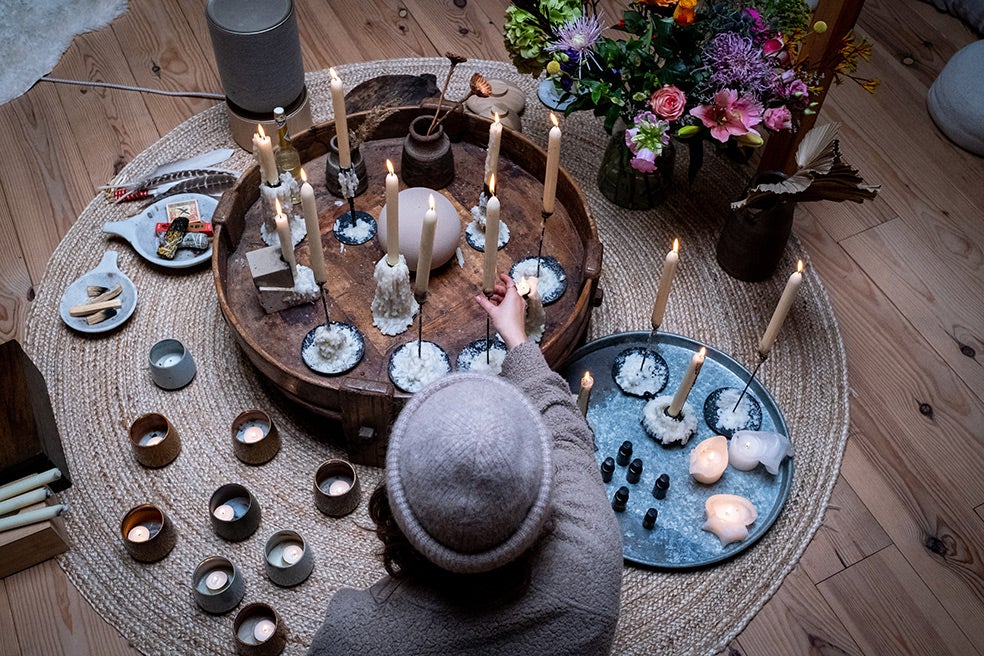 El Instituto Spinoza de los Países Bajos es una empresa legal que ofrece una experiencia psicodélica en varias etapas (intercambio con uno de los mentores / preparación on-line / feedback) y que incluye un retiro de 24 horas con drogas psicotrópicas, incluida psilocibina natural (infusiones de hierbas) y setas (con música, meditación). El objetivo (al menos pretendido) de esta experiencia transformadora —explican— consiste en alcanzar un nivel de conciencia más profundo a través de la ausencia de filtros mentales: «Ir al encuentro de uno mismo, reconectar cuerpo y mente, conocerse mejor, cambiar algo en uno mismo, romper con los esquemas, volver a la naturaleza».