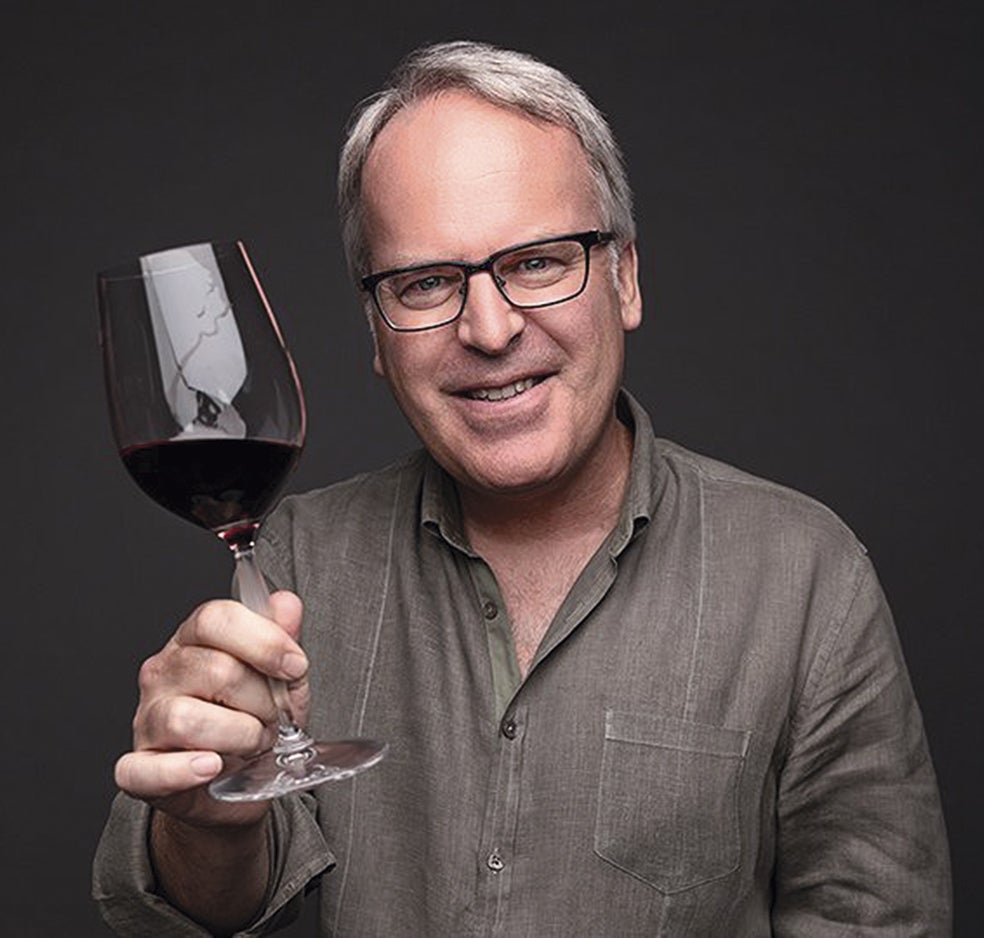 Crítico estadounidense y exeditor sénior y jefe de la oficina europea de la prestigiosa Wine Spectator.