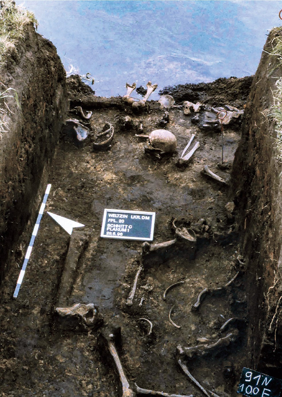 En 1996, un arqueólogo aficionado dio con los primeros huesos humanos en una zanja muy próxima al río. Las excavaciones han continuado, pero aún queda mucho terreno por explorar.