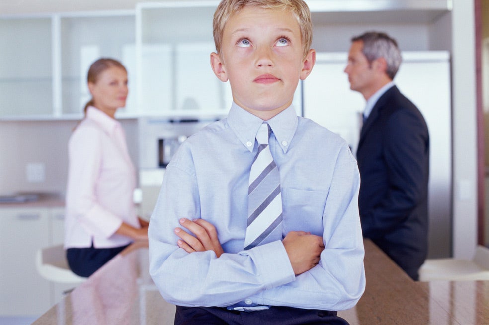 Algunos ejercicios que funcionan son juegos de rol donde los niños se ven obligados a ponerse en la piel de sus papás. Esto despierta su empatía. Al fin y al cabo, padres e hijos van en el mismo barco. Falta que remen en la misma dirección.