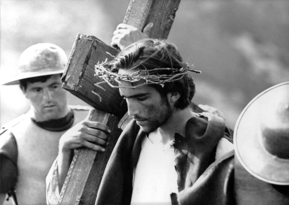 Para encarnar a Jesús, Pasolini eligió a Enrique Irazoqui, español de madre italiana. La película se rodó en blanco y negro sin ningún tipo de artificio formal.