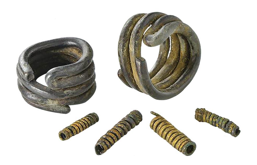 Como se han utilizado detectores de metales, los arqueólogos han recuperado sobre todo objetos metálicos: joyas y piezas de armas que portaban los hombres que murieron hace 3300 años en el valle del río Tollense, en Alemania. Se adornaban los dedos con anillos de estaño y se cree que las espirales de bronce hacían las veces de borlas y las utilizaban para decorar sus ropajes.