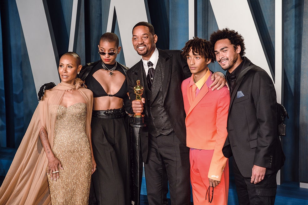 El actor estadounidense Will Smith posa con su familia: sus hijos Trey (de traje negro) y Jaden, su hija Willow y Jada Pinkett. Juntos disfrutaron de la Fiesta Vanity Fair de los Oscar 2022 tras la 94ª edición donde Will consiguió el premio al Mejor Actor Protagonista por su papel en El Rey Ricardo en una gala marcada por su bofetón a Chris Rock.