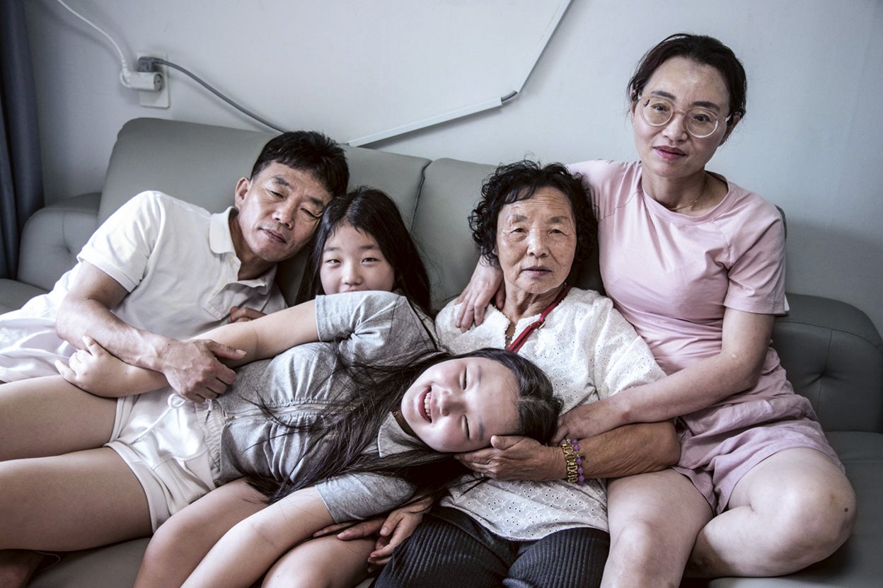 La familia de Woo ahora en su casa de Seúl. La niña pequeña, de 9 años, dice que quiere ser bailarina. La mayor, de 14, quiere probar «tantas cosas como sea posible». Su nueva vida, que lograron tras un periplo increíble, les parece un regalo.