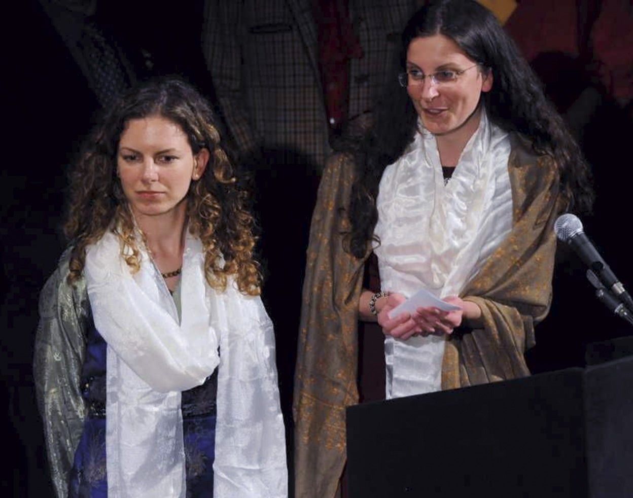 Las hermanas Clare y Sara Bronfman, herederas del imperio de la ginebra Seagram, fueron captadas por Raniere para 'superar' el enfrentamiento con su padre. Nxivm fue financiada en gran parte por Clare, que gastó más de 100 millones de dólares de su herencia para demandar a los «enemigos» de Raniere. Bronfman fue sentenciada a seis años de prisión.