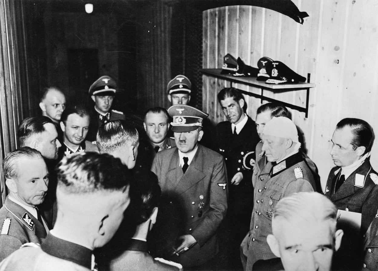 Hitler resultó herido en las piernas y en un oído. Aquí, poco después del atentado con algunos de sus fieles que resultaron heridos.