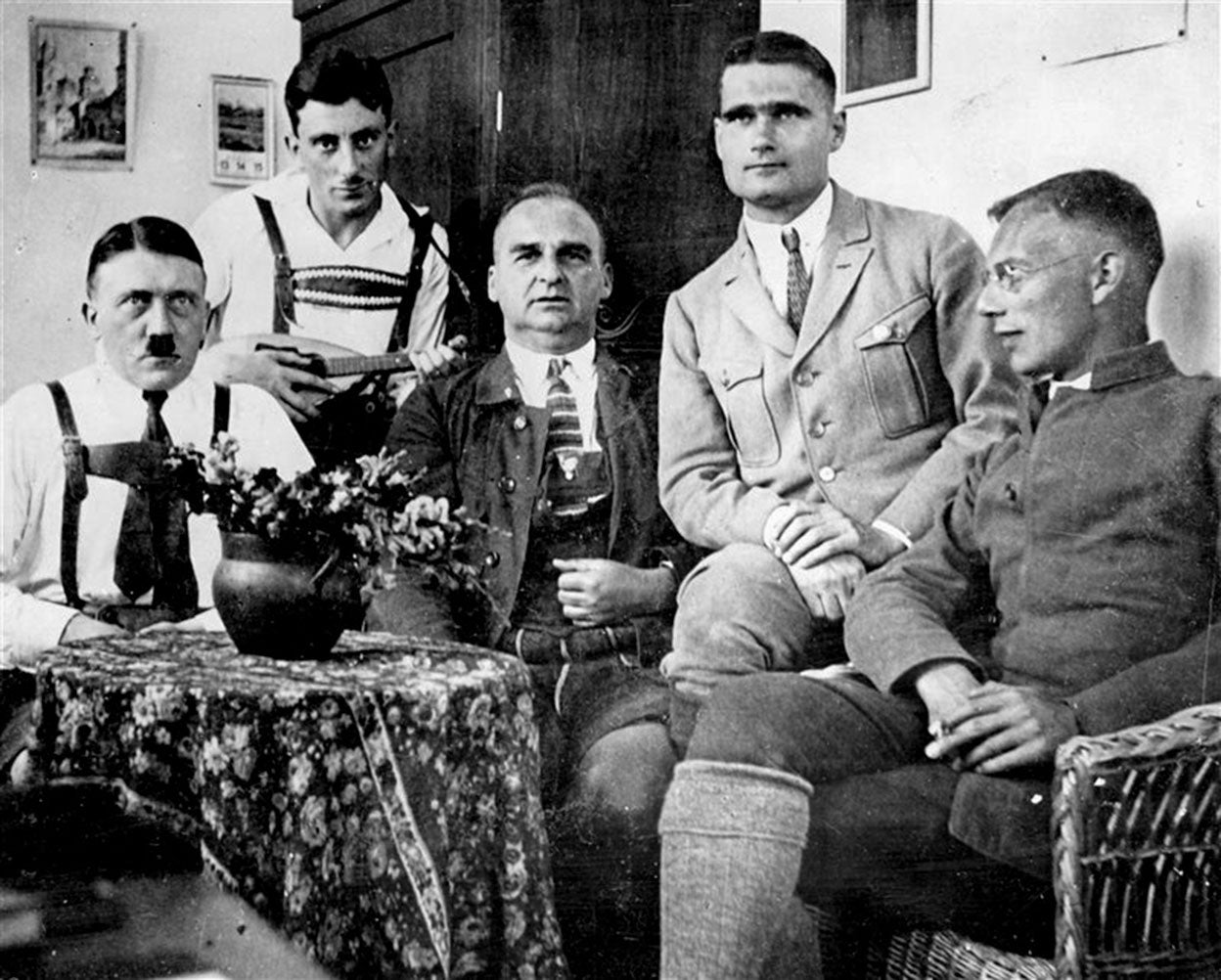 Aunque Hitler fue condenado alta traición, le aplicaron la pena mínima de cinco años y sólo estuvo ocho meses en prisión. Y en unas condiciones excepcionales (como se ve en la foto). Le permitían vestir de civil, reunirse con otros presos y utilizar los servicios de su secretario personal, Rudolf Hess (segundo por la derecha), a quien dictó su autobiografía, Mein Kampf (Mi lucha).