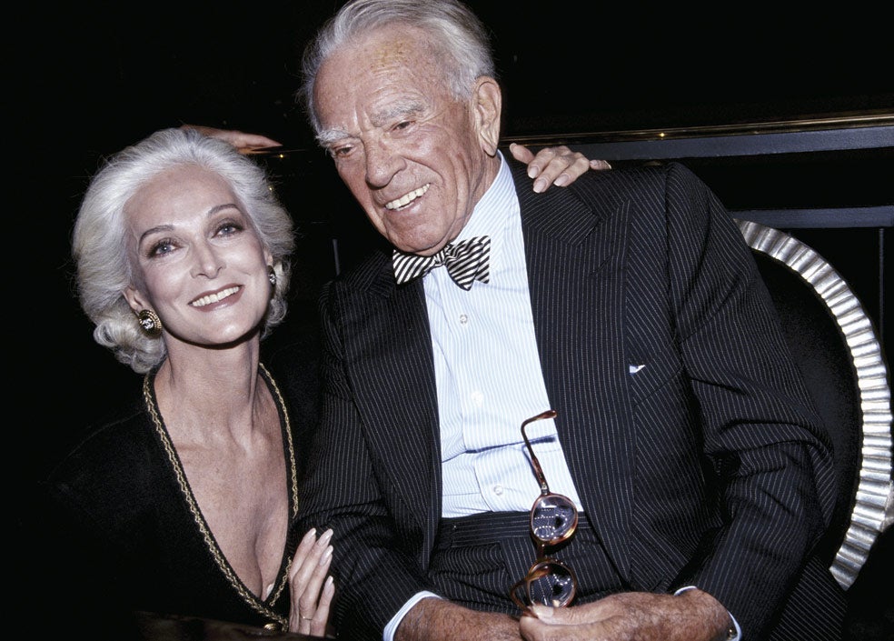 Horst tuvo una vida social intensa y organizaba interesantes veladas en su casa de Long Island. En la imagen, con la modelo Carmen Dell'Orefi ce en una fiesta en Nueva York en 1992. El fotógrafo falleció en 1999.