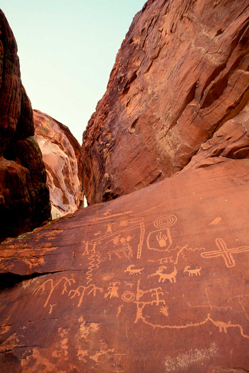 Estas inscripciones encontradas en un barranco del rio Grande, no hace mucho, demuestran la crueldad de las prácticas comanches, que padecieron no solo otros pueblos indios, si no también los colonos blancos.